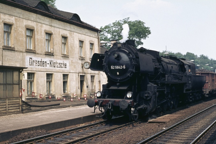 52&nbsp;5642 mit Kohlen-Güterzug durchfährt Bf Klotzsche, 16.07.1976