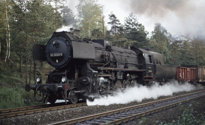 52&nbsp;3233 mit Gz vor Dresden-Klotzsche, 05.10.1976