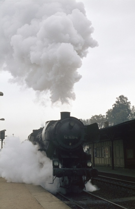 52&nbsp;1630 mit Gz aus Richtung Bautzen nach Dresden in Klotzsche am Durchfahrtsignal an- und dann bergab gefahren, um 10:05h am 15.10.1976