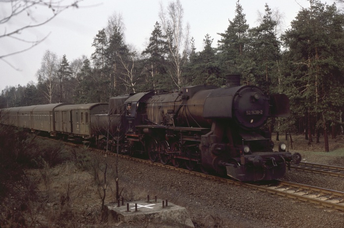 52&nbsp;1438 mit P&nbsp;8757 abwärts bei Dresden-Klotzsche, 12.03.1977