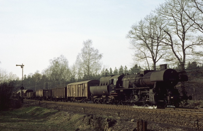 52&nbsp;1006 mit Güterzug bei Großharthau, 17.03.1977