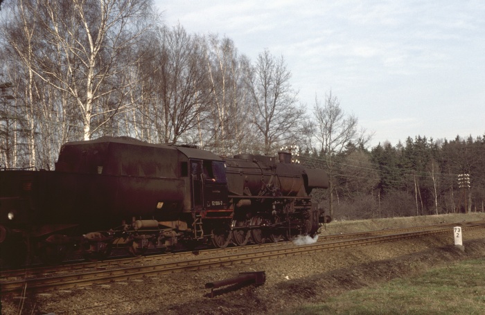 52&nbsp;1006 mit Güterzug bei Großharthau, 17.03.1977