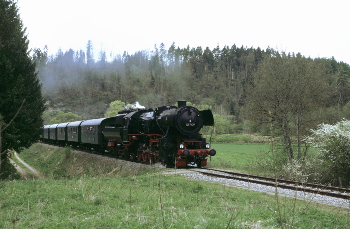 52&nbsp;7409 Sonderzug auf der HzL bei Haigerloch, 23.04.2000