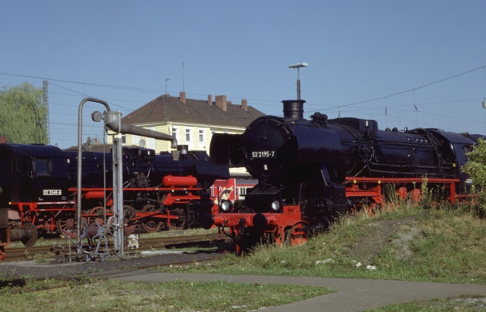 52&nbsp;2195 neben 52&nbsp;3548 in Nördlingen, am 26.08.2000