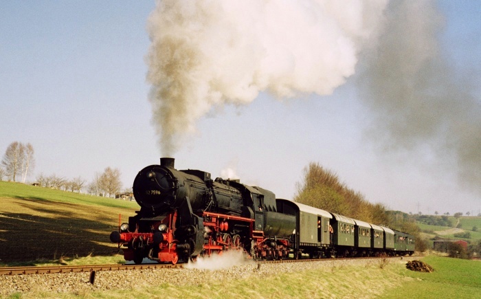 52&nbsp;7596 mit Sonderzug hinter Erzingen, 13.04.2003