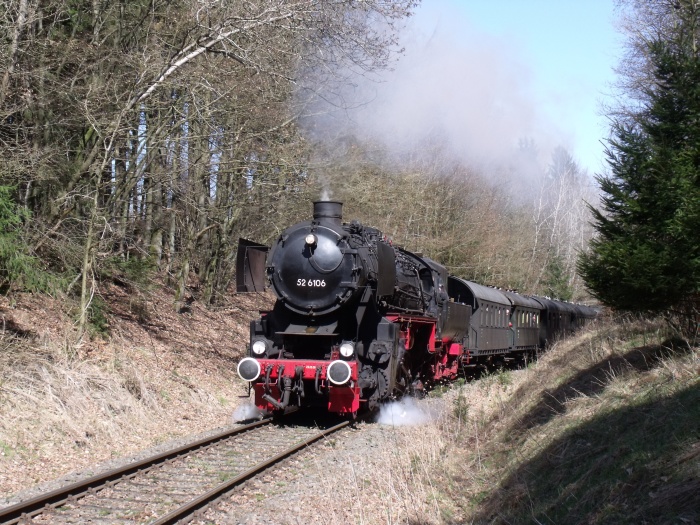 52&nbsp;6106 mit Personenzug Gerolstein->Ulmen bei Betteldorf, am 06.04.2010