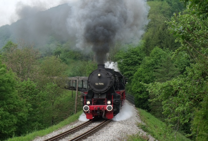 52&nbsp;7596 vor Zug Schorndorf ->Welzheim, kurz vorm ehemaligen Bahnhof bei Klaffenbach, um 10:39h am 01.05.2011