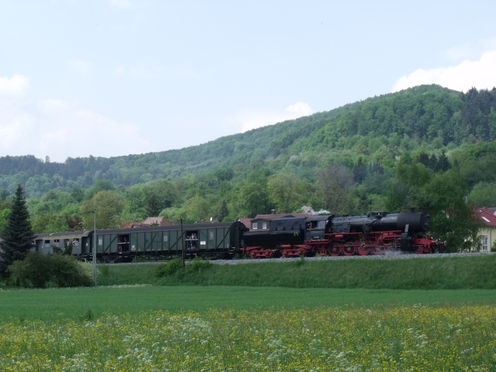 52&nbsp;7596 mit Zug nach Welzheim bei Abfahrt hinter dem Haltepunkt Rudersberg- Oberndorf, um 13:45h am 01.05.2011