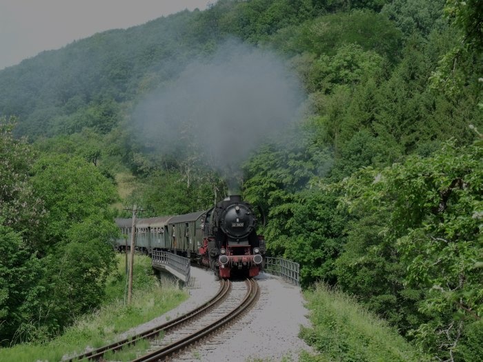 52&nbsp;7409 mit Zug nach Welzheim auf dem kleinen Igelsbach-Viadukt vor Klaffenbach, um 10:41h am 29.05.2011
