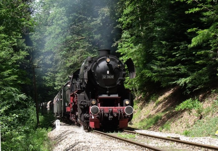 52&nbsp;7409 mit Zug nach Welzheim weit hinten im Wald hinter Laufenmühle, um 13:54h am 29.05.2011