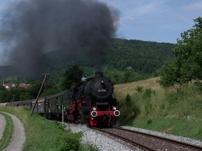 52&nbsp;7596 mit Zug nach Welzheim hinter Oberndorf, um 10:42h am 12.06.2011