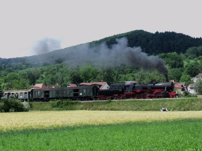 52&nbsp;7596 mit Zug nach Welzheim hinter Ausfahrt Oberndorf, um 13:37h am 12.06.2011