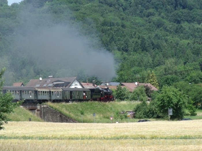 52&nbsp;7596 mit Zug nach Welzheim hinter Ausfahrt Oberndorf, um 13:37h am 12.06.2011