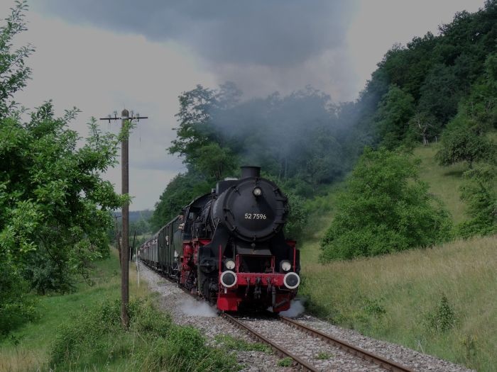 52&nbsp;7596 vor Zug Schorndorf-Welzheim vorm Igelsbach-Viadukt bei Klaffenbach, um 10:42h am 23.06.2011