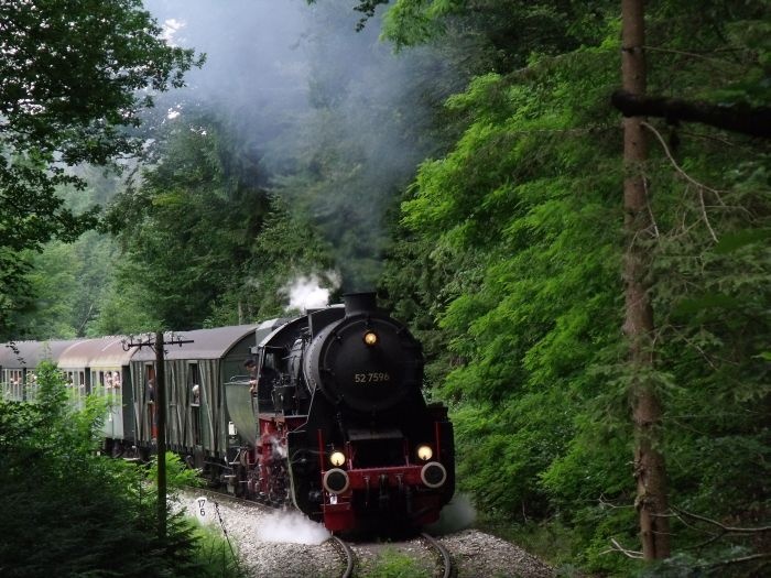 52&nbsp;7596 vor Zug Schorndorf->Welzheim mitten im Wald bei km&nbsp;17,6 oberhalb von Laufenmühle, um 13:51h am 23.06.2011