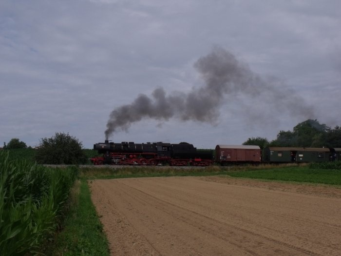 52&nbsp;7409 mit Zug nach Weissach hinter dem Ort Heimerdingen, um 9:56h am 03.07.2011