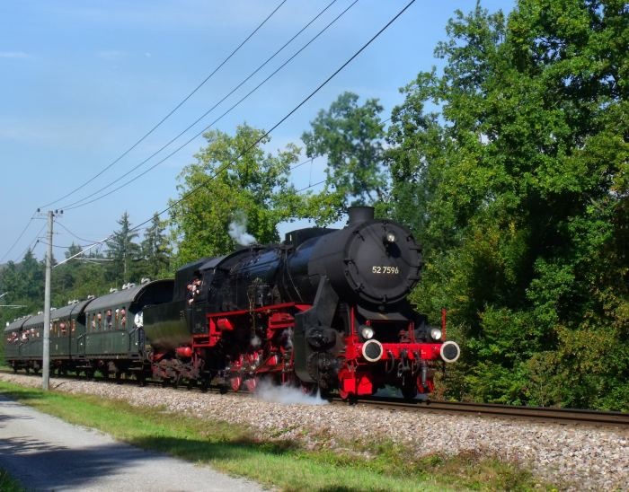 52&nbsp;7596 mit Sonderzug aus Ettlingen in der Steigung beim Reichenbacher Kurpark, um 12:13h am 25.09.2011