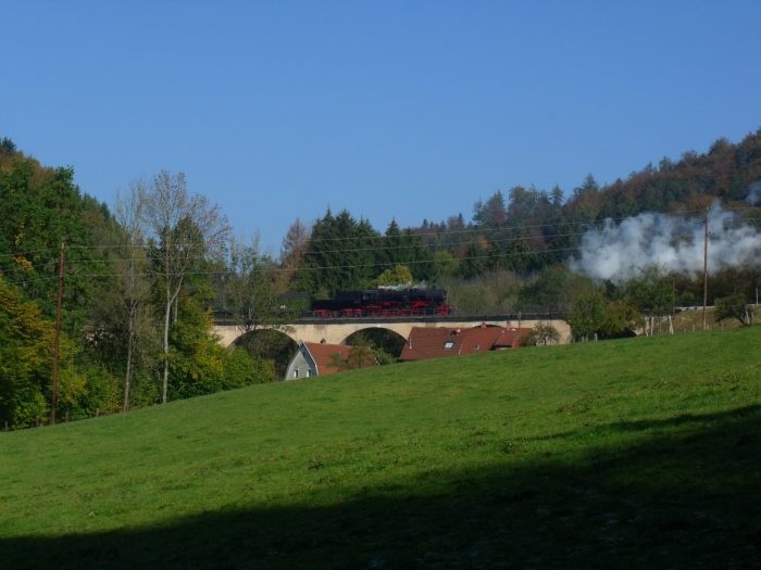 52&nbsp;7596&nbsp;Tv am Zugende abwärts nach Schorndorf fahrend, auf dem Strümpfelbachtal-Viadukt, 12:04h am 23.10.2011