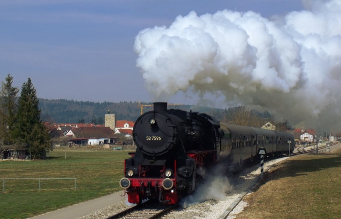 52&nbsp;7596 &bdquo;rast&ldquo; förmlich (und lautstark) mit ihrem kurzen Zug 503 (von Eyach nach Sigmaringen) im Bahnhof Jungnau nach Wasserhalt los, um 12:27h, am 01.04.2013
