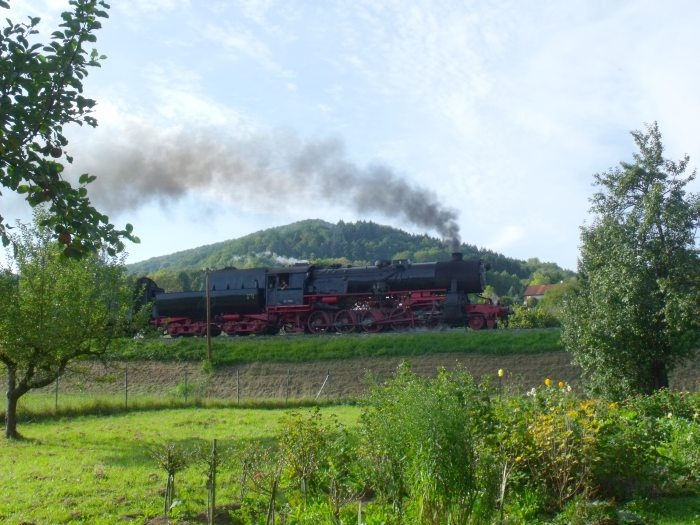 52&nbsp;7596 herrlich laut und hart gefahren und endlich ohne Dieselschub, Zug Richtung Welzheim, Ausfahrt Rudersberg- Oberndorf, um 16:32h, am 03.10.2013