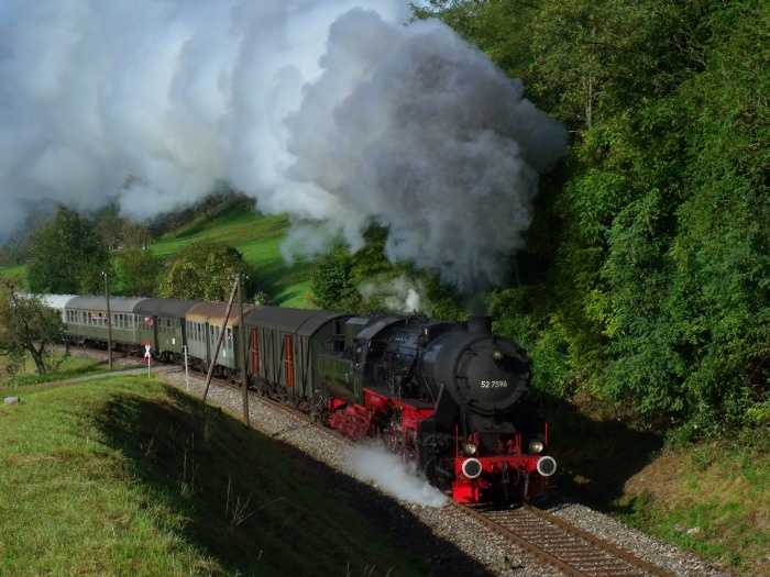 52&nbsp;7596 mit dem üblichen Zug Schorndorf-Welzheim bei Klaffenbach (vor dem Igelsbachtal- Viadukt nämlich), um 10:08h am 28.09.2014
