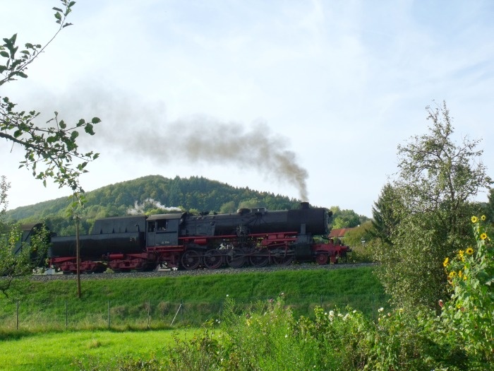 52&nbsp;7596 mit Zug nach Welzheim, erneut schön laute Ausfahrt Oberndorf, um 16:32h am 28.09.2014