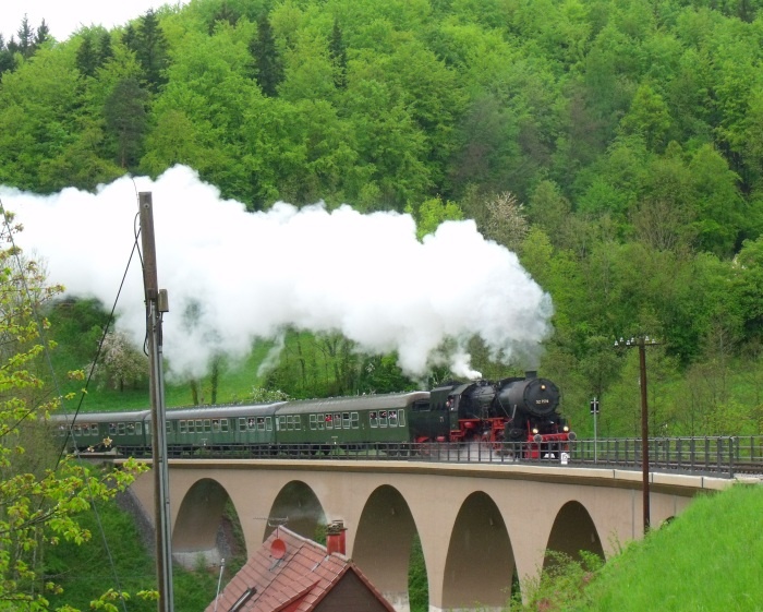 52&nbsp;7596 mit Zug Schorndorf ->Welzheim, auf dem bekanntenViadukt übers Strümpfelbachtal hinter Klaffenbach, um 16:01h am 03.05.2015