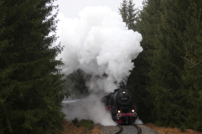 52&nbsp;7596 mit Zug aus Tübingen nach Gerstetten im Wald hinter Amstetten am unteren Benzwang, um 12:58h am 05.01.2020
