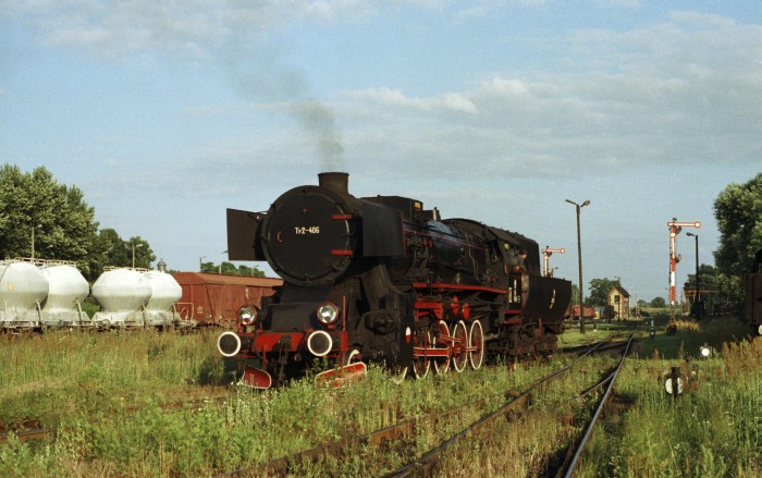 Ty2‑406 noch einmal schön portrait und im Sonnenlicht nahe dem Gelände Bw Wolsztyn, ca.19:05h am 05.07.1995