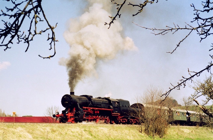52&nbsp;7596 mit Sonderzug bei Erzingen, 13.04.2003