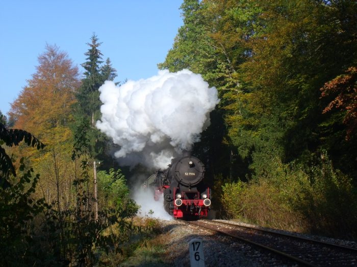 52&nbsp;7596 auf dem Weg nach Welzheim hinter Laufenmühle im Wald, um 10:52h am 23.10.2011