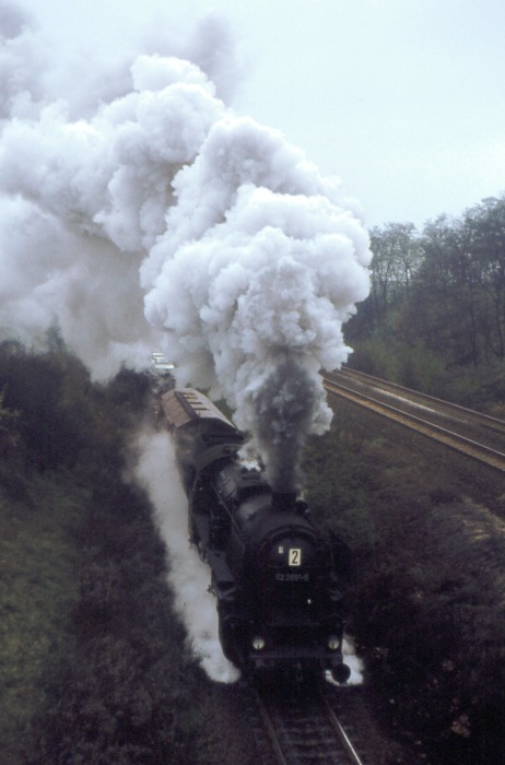 52&nbsp;2691 vor schwerem Übergabe-Güterzug von Grenzbahnhof Oderbrücke auf der Rampe bei Frankfurt/Oder-Wintergarten, im November 1976