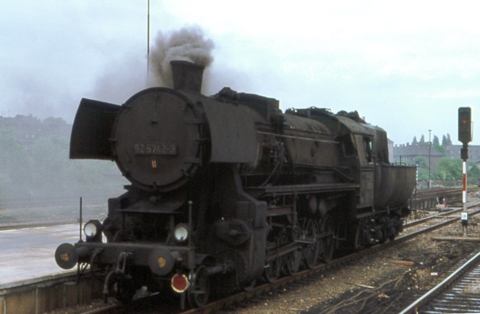 52&nbsp;5752 als Lz im Bahnhof-Berlin-Lichtenberg, Mai 1977