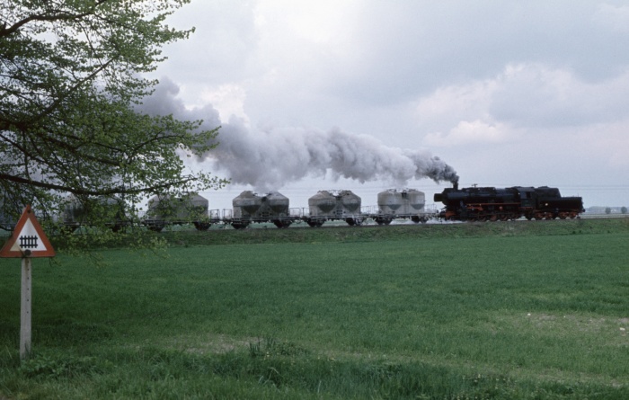 52&nbsp;8174&nbsp;Tv Silowagen-Güterzug bei Etingen, 10.05.1978