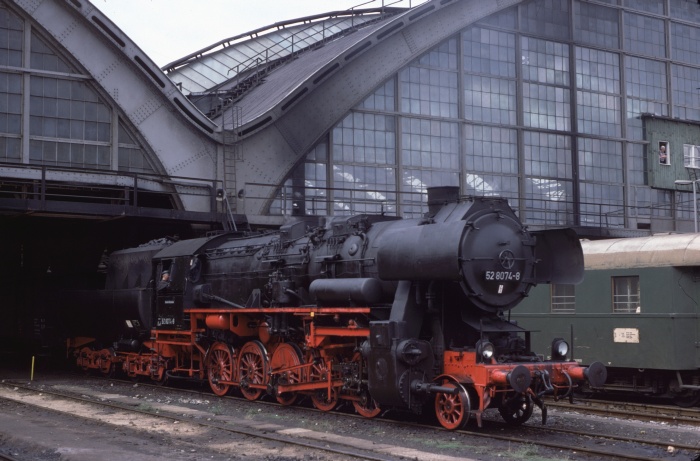 52&nbsp;8074 mit Hilfszug in Berlin-Ostbahnhof, 11.08.1978