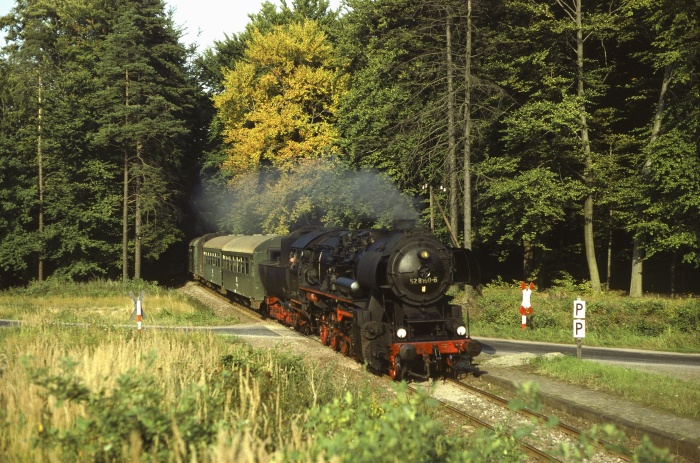 52&nbsp;8150 mit P&nbsp;17468 Ankunft Haltepunkt Emden, 14.09.1982