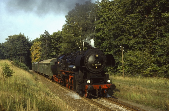 52&nbsp;8150 mit P&nbsp;17468 Abfahrt Haltepunkt Emden, 14.09.1982