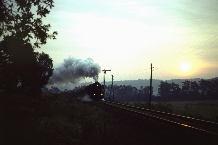 52&nbsp;8150 mit Güterzug nach Weferlingen bei Süplingen, 25.09.1982