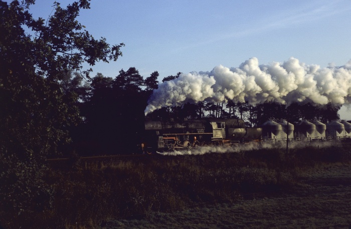52&nbsp;8150 mit Güterzug nach Weferlingen bei Süplingen, 29.09.1982