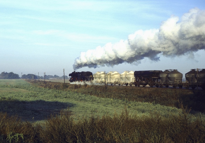 52&nbsp;8150 mit Güterzug nach Weferlingen bei Süplingen, 29.09.1982