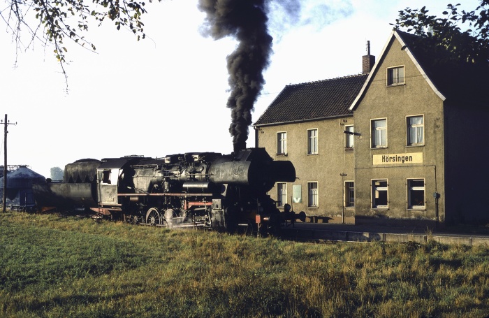 52&nbsp;8150 mit Güterzug nach Weferlingen in Hörsingen, 29.09.1982