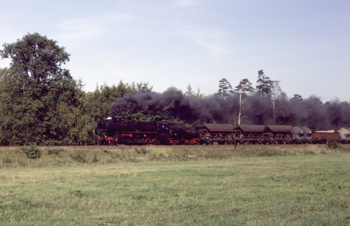 52&nbsp;8150 mit Güterzug bei Emden (SA), am 29.09.1982