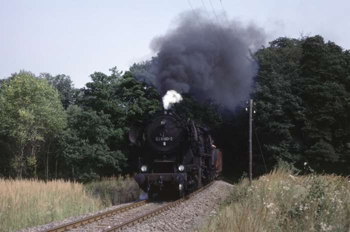 52&nbsp;8180 mit Güterzug ->Weferlingen, vor Altenhausen, 25.08.1983
