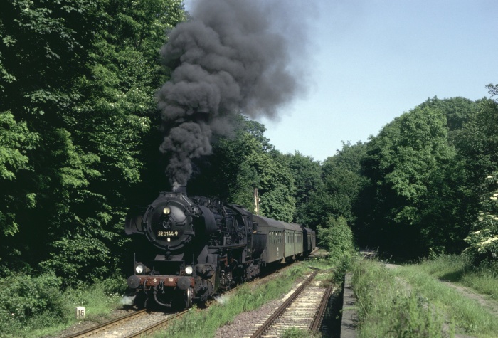 52&nbsp;8144 mit P&nbsp;17468 Abfahrt in Bischofswald, 19.06.1984