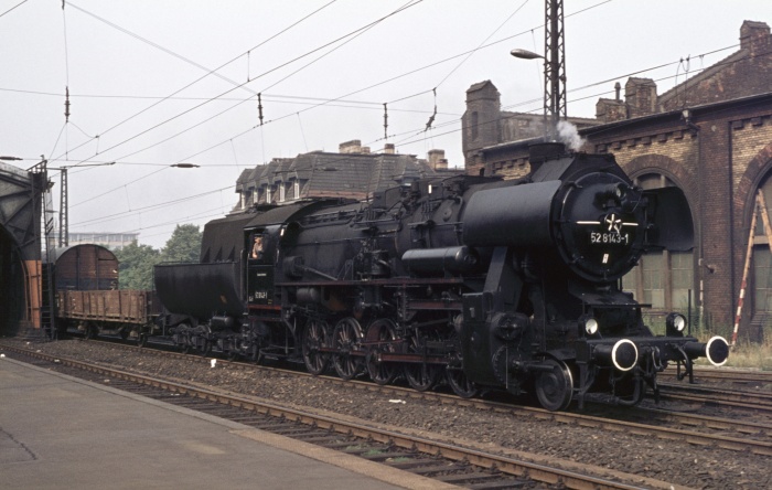 52&nbsp;8143 mit Güterzug in Dresden-Neustadt, am 15.07.1976