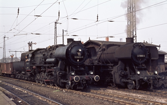 52&nbsp;8056 mit Gz neben Schublok 52&nbsp;5885 in Dresden-Neustadt, 16.07.1976