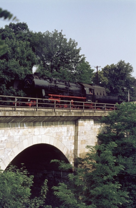 52&nbsp;8047 auf Steinbgenbrücke an der westlichen Ausfahrt Dresden-Klotzsche, am 16.07.1976