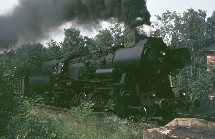 52&nbsp;8056 mit Güterzug Richtung Bischofswerda-Bautzen, direkt an der Einfahrt von Dresen-Klotzsche, um morgens um 8:50h am 16.07.1976
