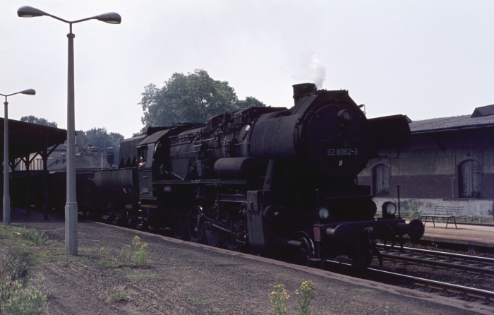 52&nbsp;8062 mit Kohle-Leerwagenzug(?) durchfährt den Bf Klotzsche am Bahnsteig, um 11:57h am 16.07.1976