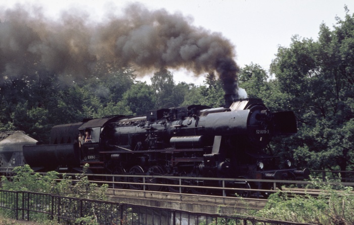 52&nbsp;8019 mit Güterzug Richtung Bischofswerda-Bautzen, auf dem Viadukt an der Einfahrt von Dresden-Klotzsche, um 12:20h am 16.07.1976